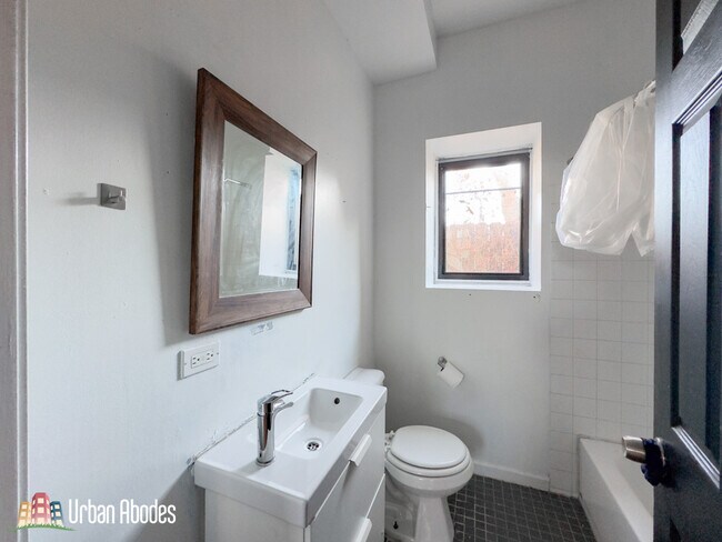 Building Photo - 639 N Troy St