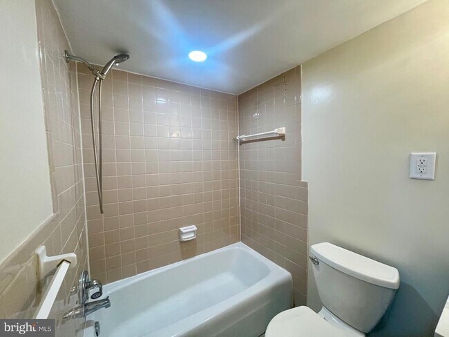 Building Photo - 6018 Westchester Park Dr