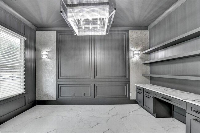 Building Photo - 960 Nours Cir SE