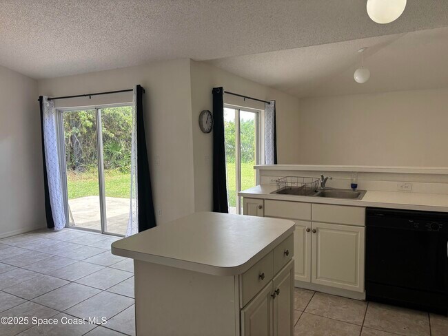 Building Photo - 117 Hillock Ave NW