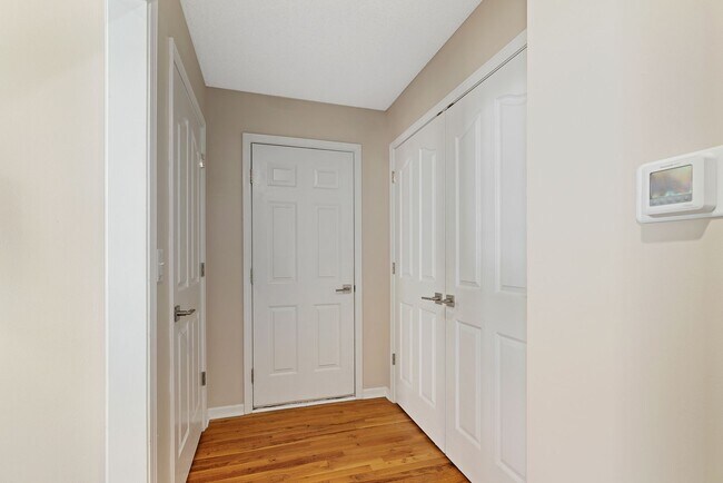 Building Photo - {13862} Spacious townhome in Prime Location + Maintenance Provided Community + Neighborhood Pool ...