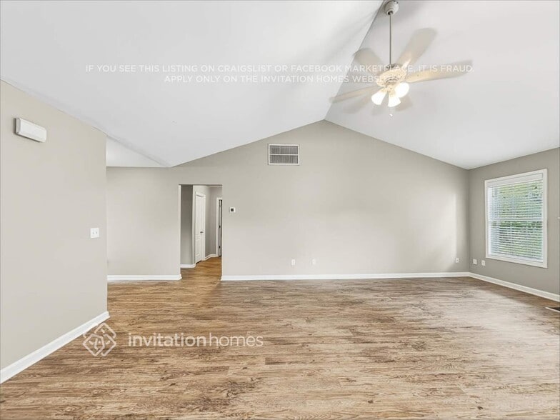 Building Photo - 4730 Camelot Dr
