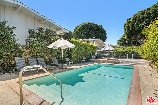 Building Photo - 4040 Grand View Blvd