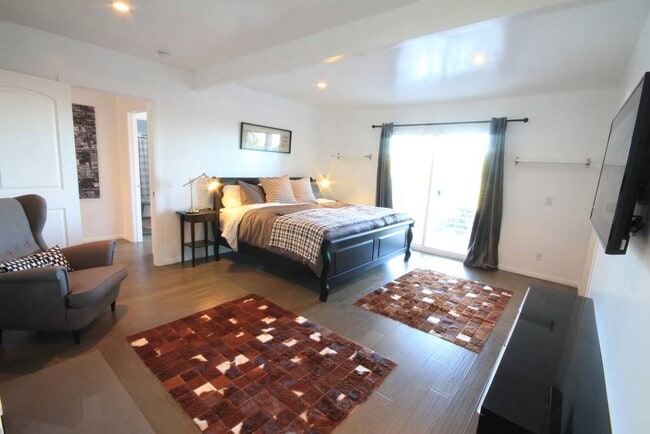 Building Photo - 2060 Glencoe Way