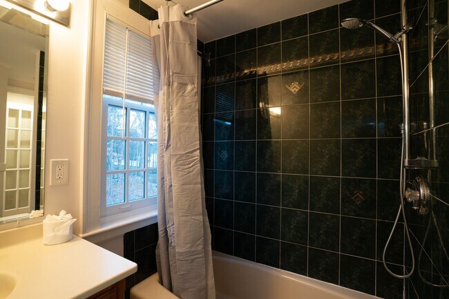 Building Photo - Entire House on 1 Acre of Land! - 8 Bedroom