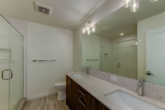 Building Photo - Terrific Townhome