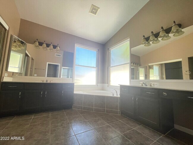 Building Photo - 658 N Poplar Ct