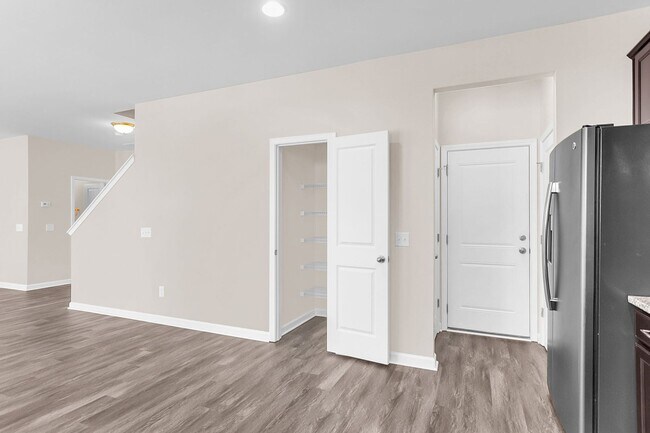 Building Photo - Convenient Location with Modern Amenities