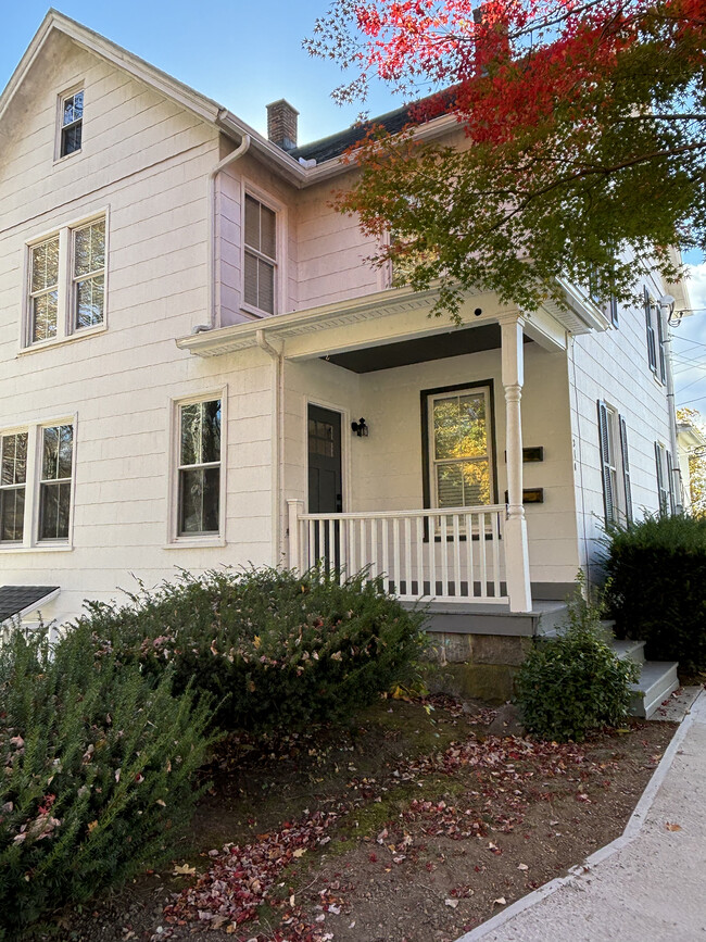 Front Entrance/Porch - 210 Echo Lake Rd