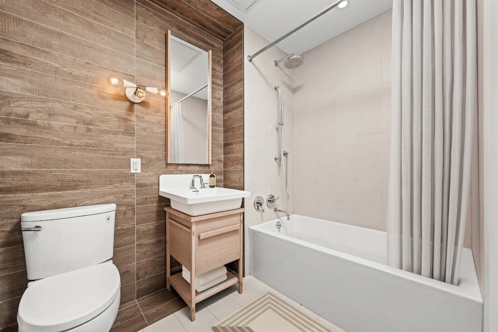 Building Photo - 123 Melrose St