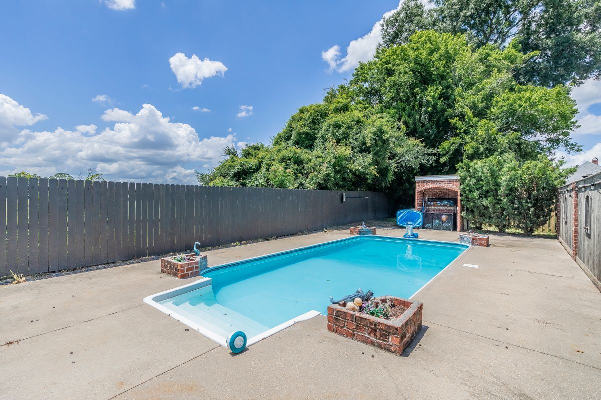 Building Photo - 300 Oak Hollow Dr