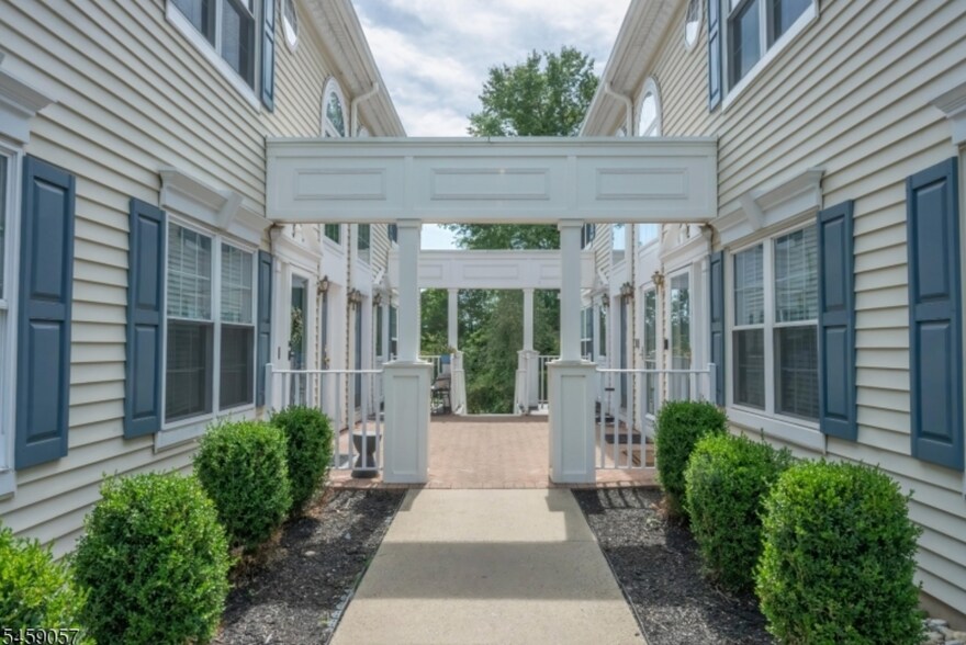 Building Photo - 128 Arbor Way