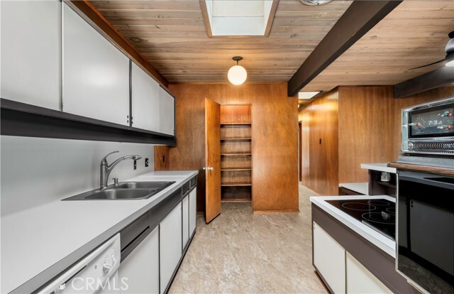 Building Photo - 4924 E Elsinore Ave