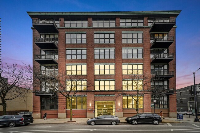 Building Photo - 817 W Washington Blvd