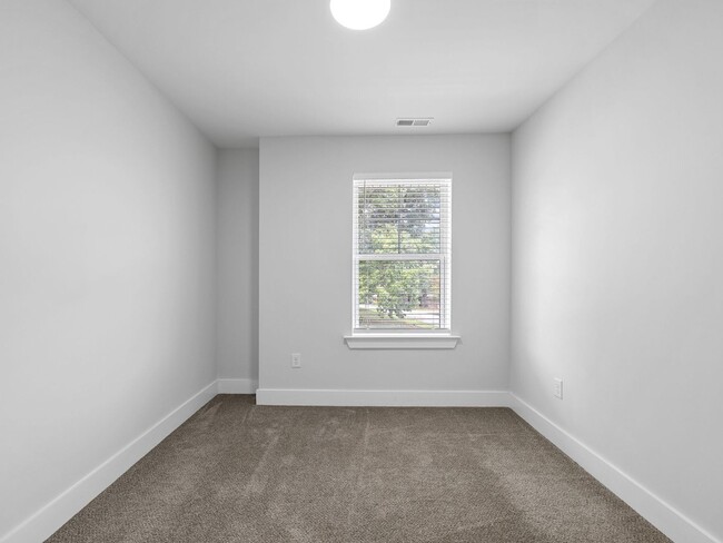 Building Photo - 3 Bed, 2.5 Bath - Lucky Penny End Unit