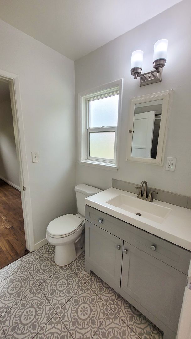 Building Photo - 3 Bed 2 Bath House Available Now!