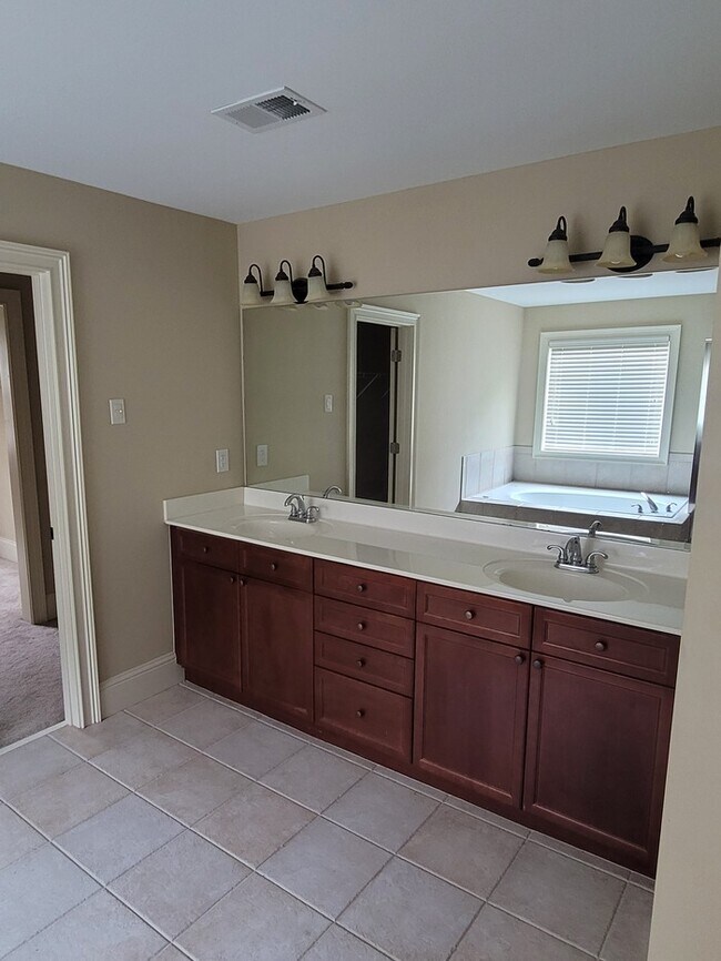 Building Photo - Home For Rent