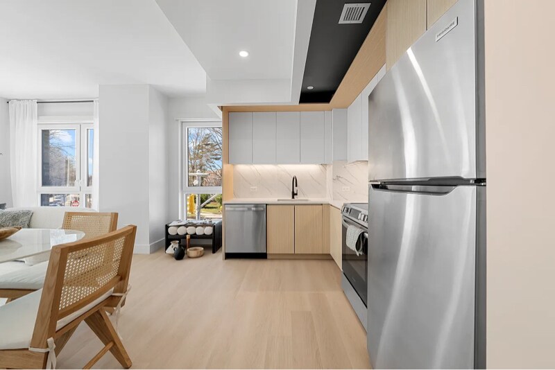 Building Photo - 77-63 Vleigh Pl
