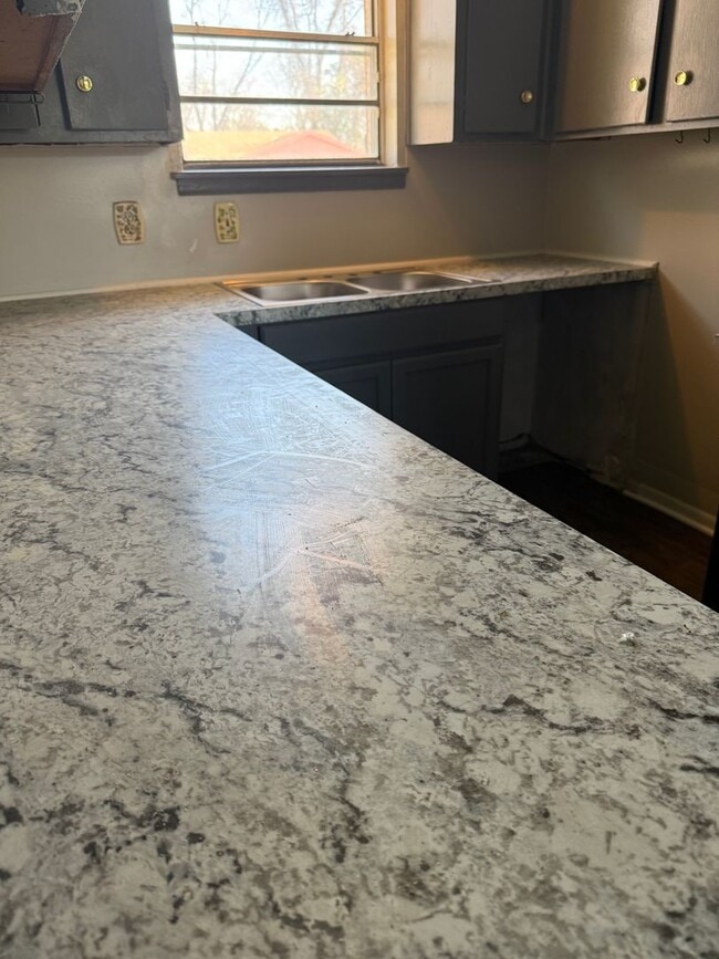 Building Photo - 3 bedroom 1 bathroom