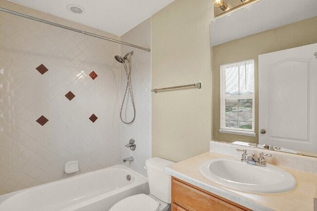 Building Photo - Low-Maintenance Northgate Home with Loft, Fireplace, and Mountain Views