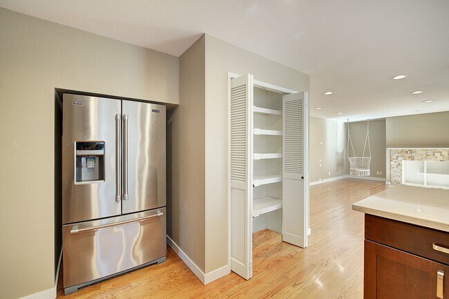 Building Photo - 3bd/2.25ba Sammamish Home