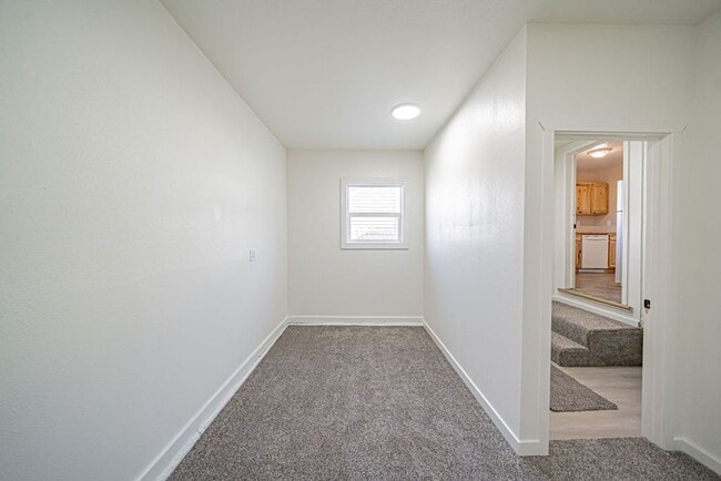 Building Photo - 3 bed 1 bath home recently renovated.