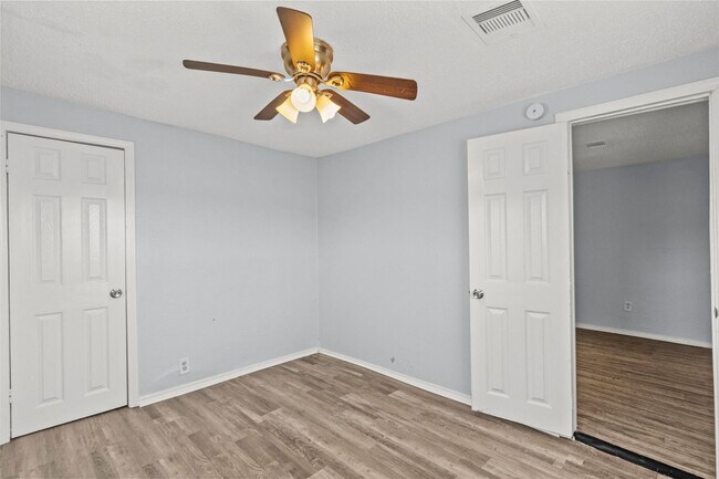 Building Photo - Charming 4-Bedroom, 2-Bath Home in Lamarque, TX