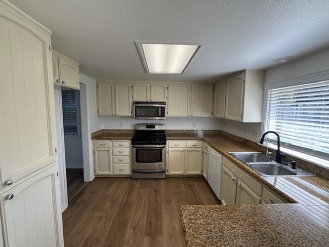 Building Photo - AVAILABLE NOW!!  LARGE, REMODELED 3 BEDROOM HOME / LARGE FENCED YARD