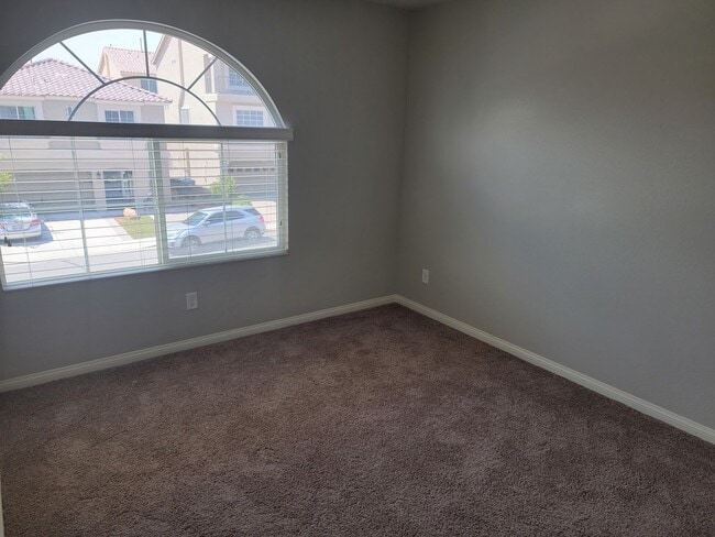 Building Photo - 4 bedroom 3 story home with beautiful remo...