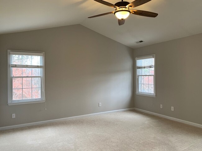 Building Photo - 5 Bed | 3.5 Bath House with Finished Basem...