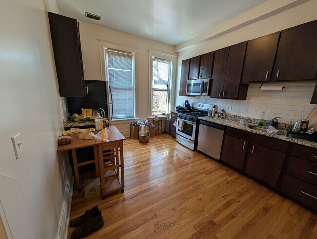 Building Photo - Spacious and renovated 3 BR in Wicker Park with great vintage touches!