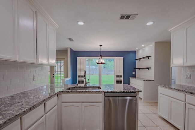 Building Photo - Gorgeous Northwood rental