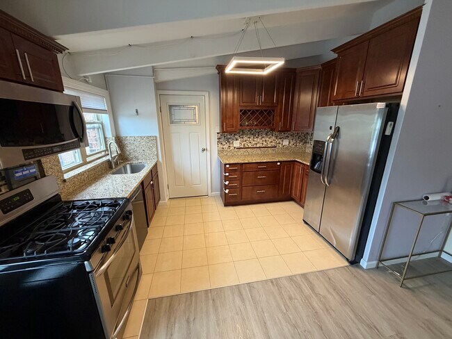 Building Photo - 2148 W Rosemont Ave