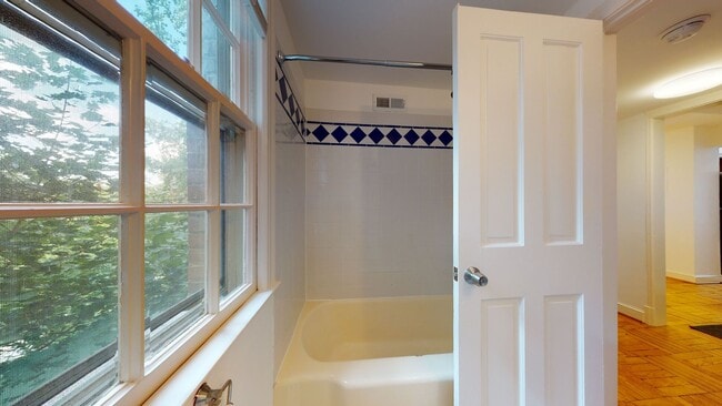 Building Photo - Spacious, Light-filled One Bedroom One Bat...