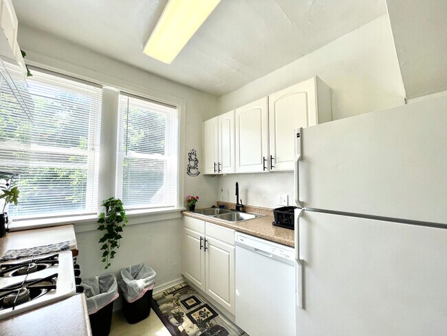 Building Photo - 6653 Berthold Ave