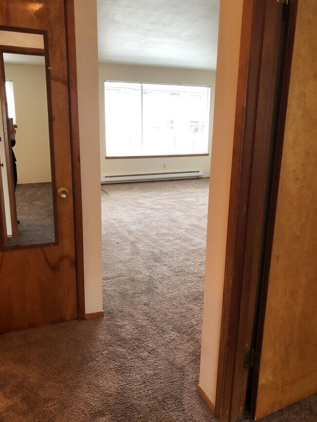 Building Photo - Laurel Apartments - 2 bedrooms