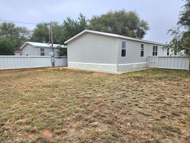 Building Photo - Inviting 3 bedroom 2 bath House with fence...