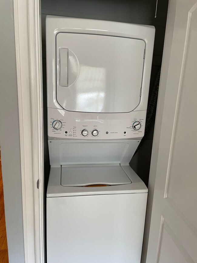 Building Photo - South Highlands Apartment, All Appliances Included