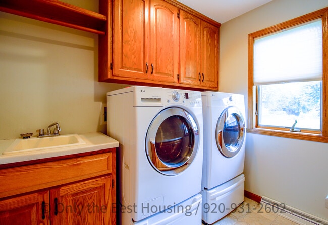 Building Photo - N9429 Rosebud Ln