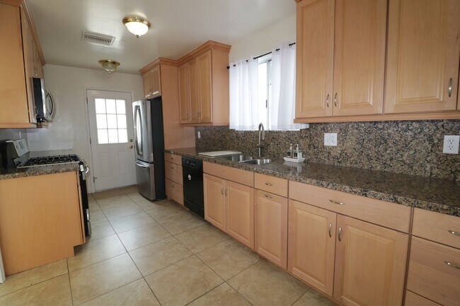 Building Photo - 4/Bedroom  Home for Lease in West Hills!