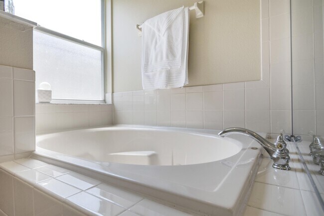 Building Photo - 5145 Marbella Isle Dr