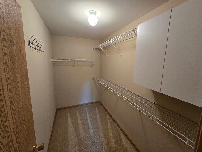 Building Photo - 1531 Silverstone Dr