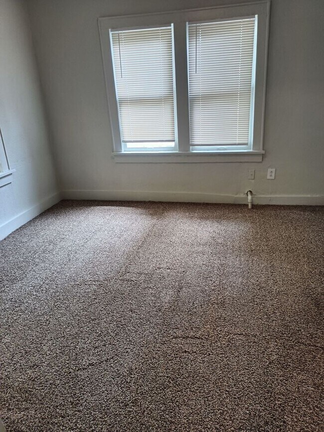 Building Photo - Beautiful 3 Bed / 1 Bath Home with Large Yard!
