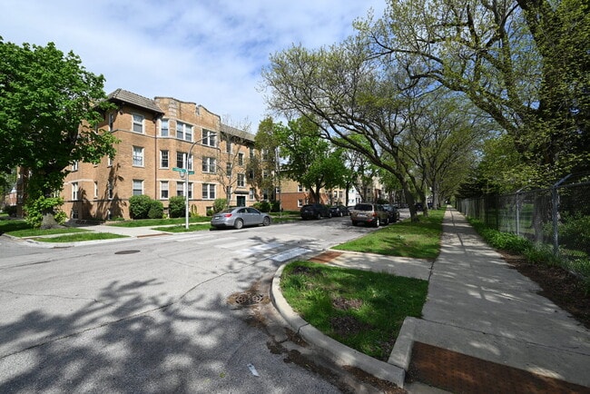 Building Photo - 7404 N Oakley Ave