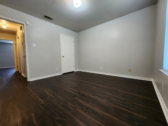 Building Photo - Act fast! Don't let this opportunity slip by. Contact us today to schedule your showing!