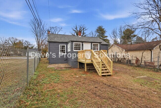 Building Photo - Beautifully updated and ready for its new tenants!