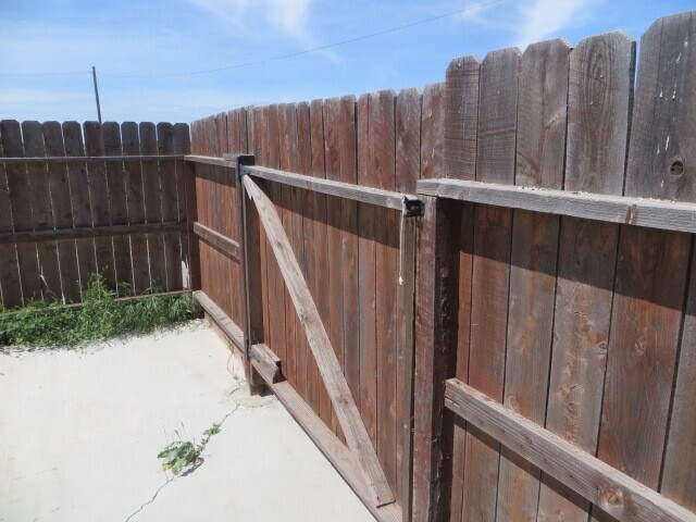 Building Photo - Country Home, 4BR+ Den/2BA, Blt 1960’s - L...