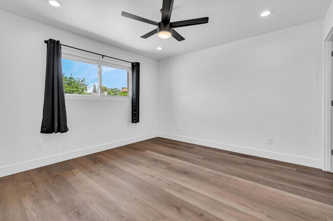 Building Photo - 6 Bedroom/4 Bath - Fully Remodeled