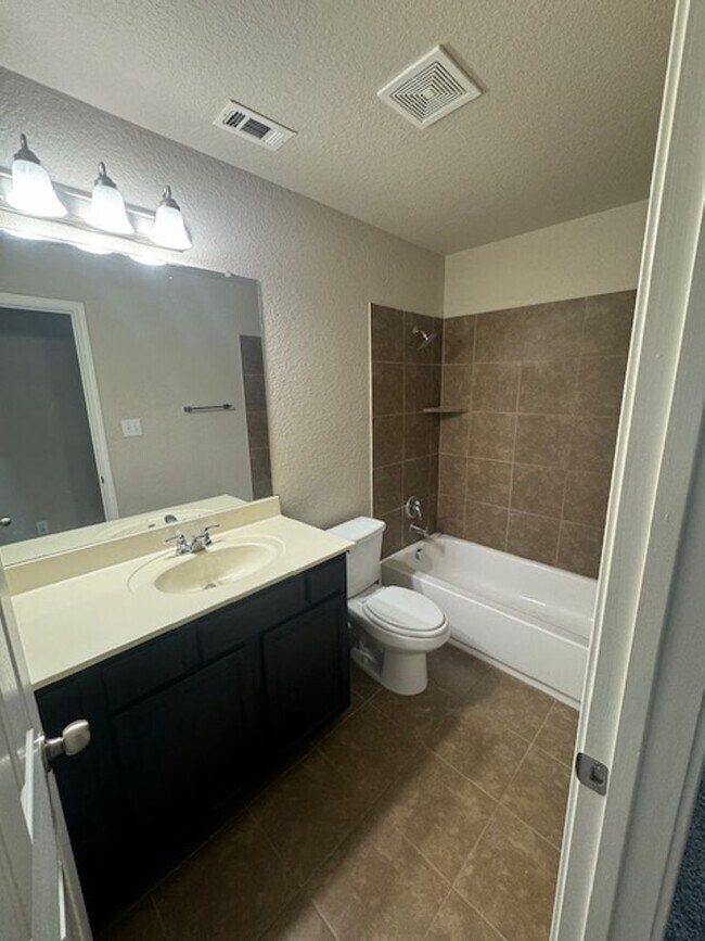 Building Photo - Must See Newly Updated 5/3.5 Home in Alamo...