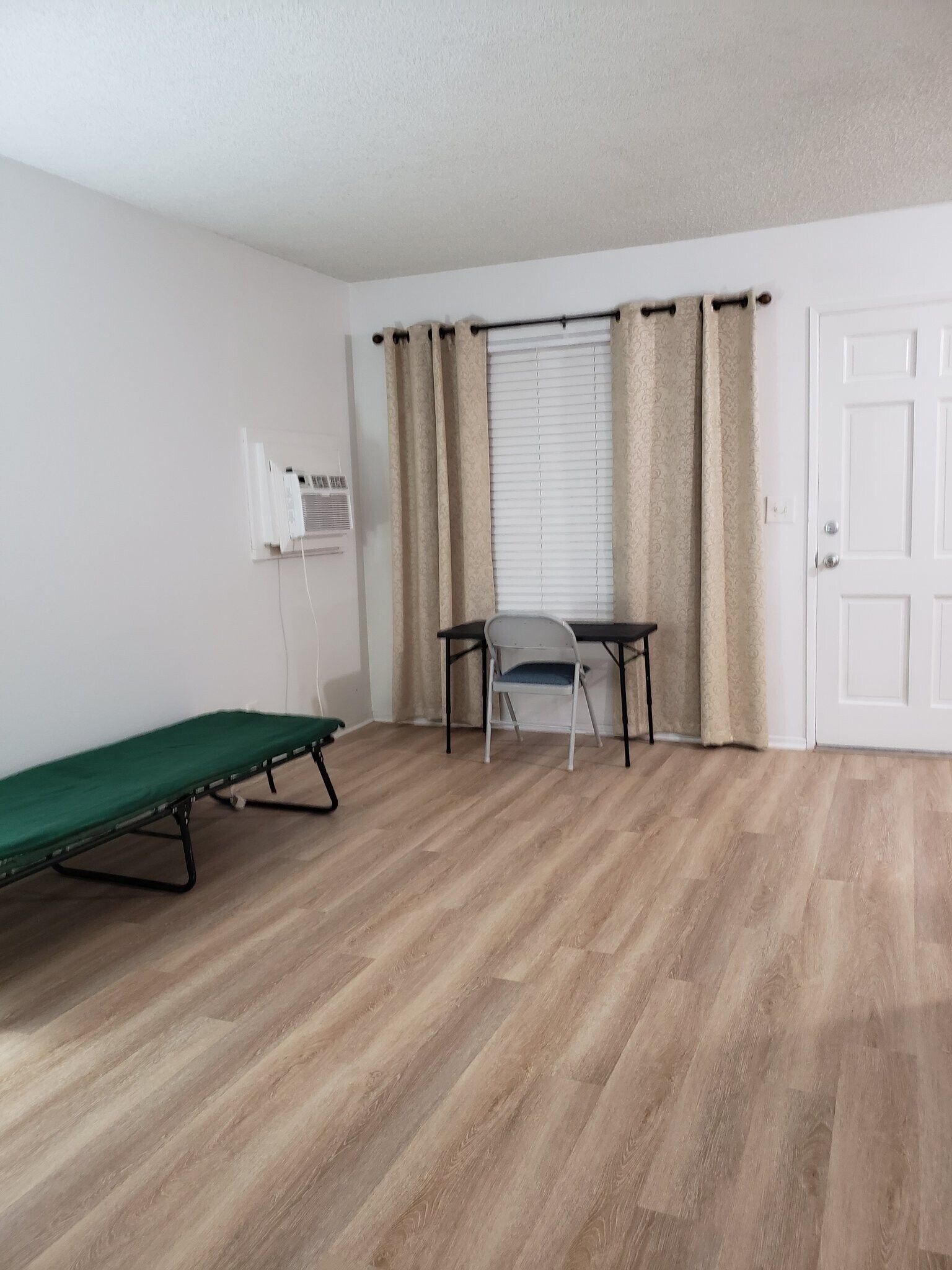 Building Photo - 150 E Lakeshore Dr